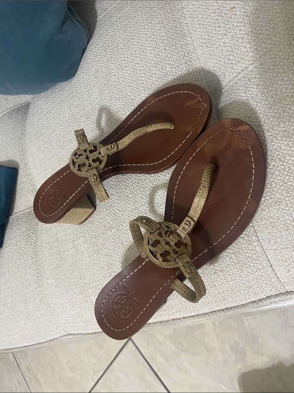 Tory Burch Brown Leather Sandals with Gold Logo Medallion - Picture 3 of 7